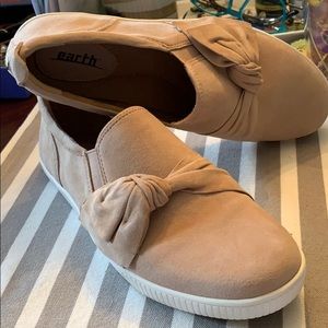 Earth slip on suede taupe, size 9